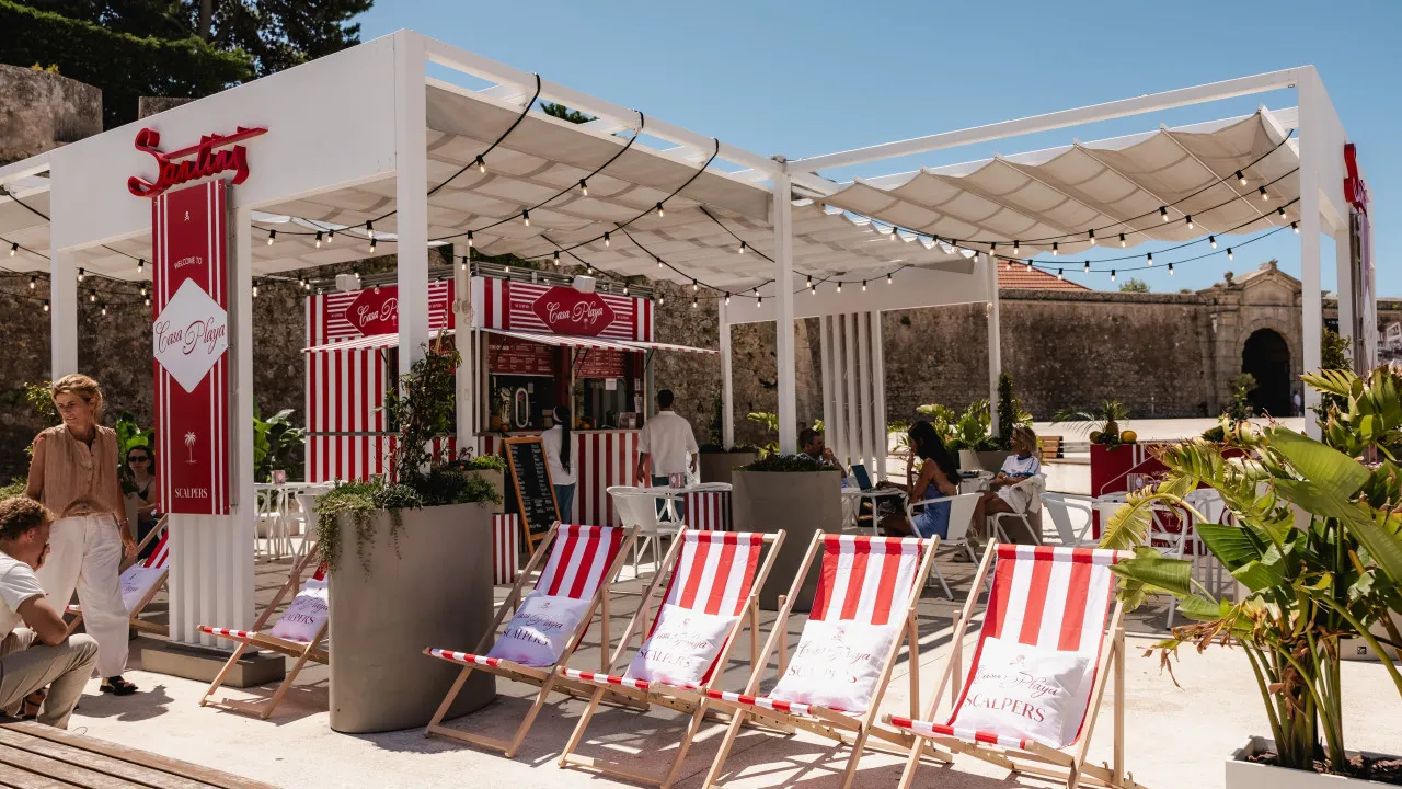 Santini's red-and-white striped kiosk on the Cascais marina terrace, deckchairs in front and the old fortress wall behind